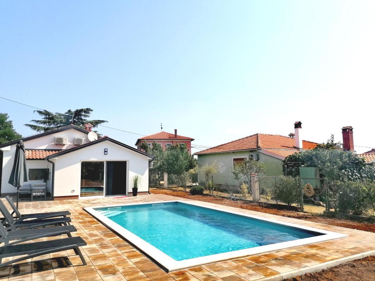 Cozy House With Pool Near Rovinj Lägenhet Kanfanar Exteriör bild